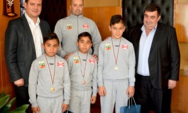КМЕТЪТ НА ОБЩИНА ВЪЛЧИ ДОЛ ПОСРЕЩНА МАЛКИТЕ ШАМПИОНИ ПО БОРБА