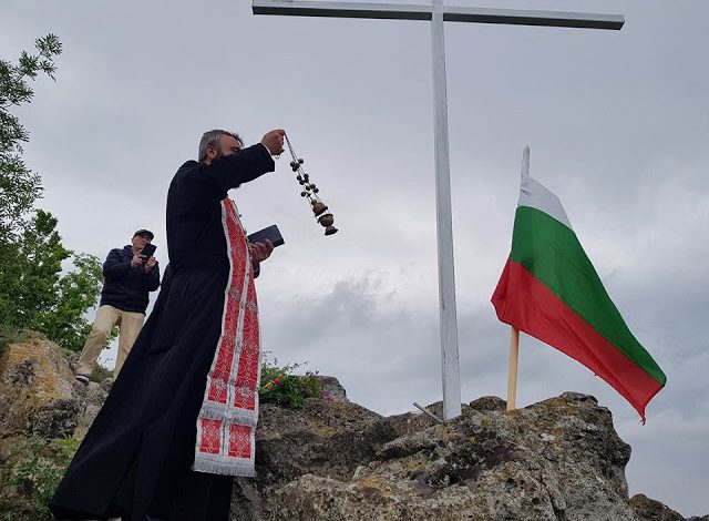 Осветиха християнския кръст над квартал “Повеляново”