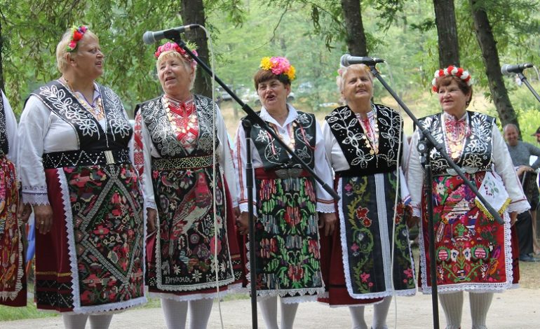 ЧЕТИРИ СПЕЦИАЛНИ НАГРАДИ ВРЪЧИХА НА ФОЛКЛОРНИЯ СЪБОР „ТЕКЕТО“. НАЙ-АВТЕНТИЧНИ И КОЛОРИТНИ-НОСИИТЕ ОТ ВЕТРИНО