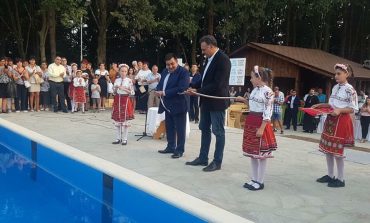 Георги Тронков и Стоян Пасев отрязаха лентата на новия плувен басейн във Вълчи дол (ГАЛЕРИЯ)