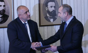 Борисов не "отразява" Радев. Респектиран е от логистиката на ЦРУ и "предателството" на службите в Румъния