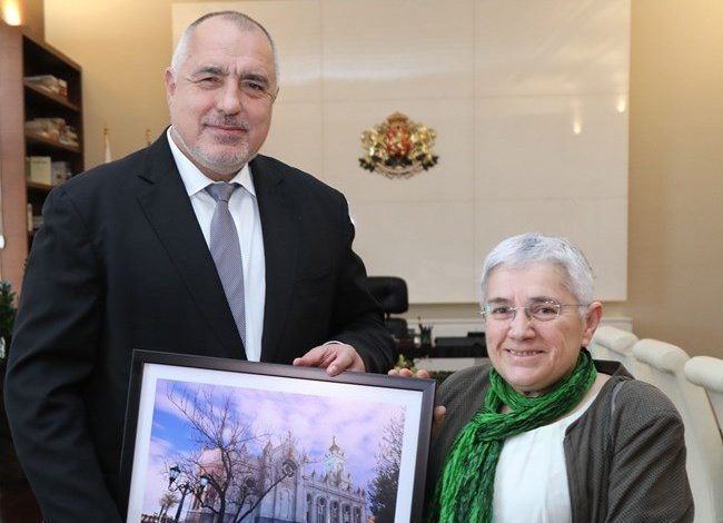 Премиерът Борисов се срещна с реставраторката на Желязната църква, тя му подари картина