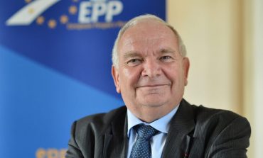 Шефът на ЕНП: Ако Орбан продължава с анти-ЕС кампанията, ще го изхвърлим