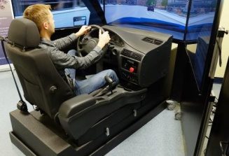 Качват бъдещите шофьори на тренажор