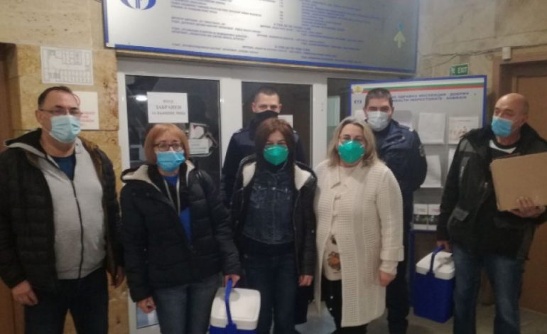Пристигнаха първите анти-ковид ваксини в Добрич, утре започва имунизацията