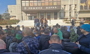 Деца и треньори на протест във Варна - искат басейн, а не обещания! Заканиха се да нахлуят с исканията си на следващата сесия в община Варна (много снимки)
