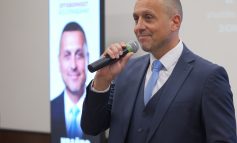 Кандидатът за президент Ивайло Симеонов говори с избиратели във Варна