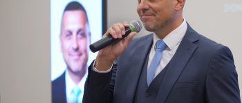 Кандидатът за президент Ивайло Симеонов говори с избиратели във Варна
