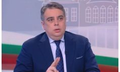 Василев към Радев: Да излезе на площада и да вдигне юмрук, за да види как ще го посрещнат хората!