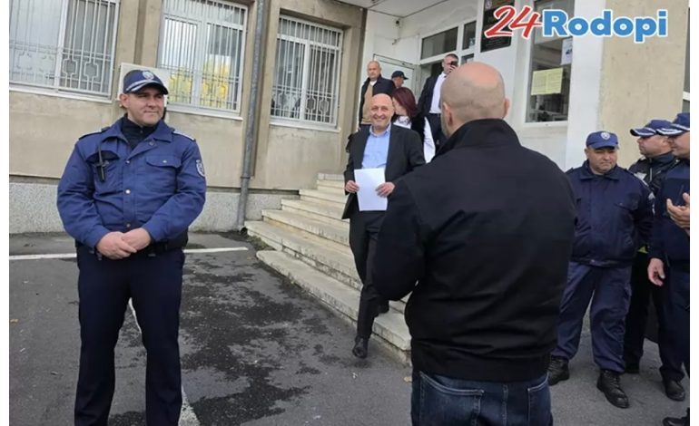 Освободиха кмета на Кърджали Ерол Мюмюн. Посрещнаха го с овации