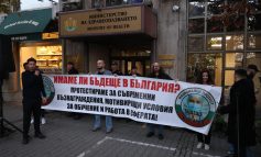 Младите лекари протестират с „Не ви ли е неудобно“, МЗ предлага 1550 евро, но за държавната поръчка