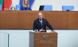 Пеевски дава оставка, ако Радев докаже платени полети от мантинели. Ако не – чака неговата